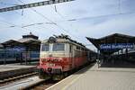 242 207 nach Ankunft mit einem Schnellzug in Ceske Budejovice im Juni 2024.