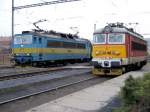 363 131 und 242 208 beim Lokwechseln im Bahnhof Klasterec nad Ori.