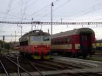 Die 242 282 am 03.11.2008 bei einer Rangierfahrt in Pilsen Hbf. 