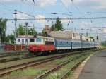 23.7.2014 12:00 ČD 242 276-4 mit einem Schnellzug (R) aus Praha hl.n. bei der Einfahrt in den Zielbahnhof Cheb.
