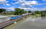 393 002 + 383 007 mit einem Getreidezug am 10.06.2024 bei Plattling.