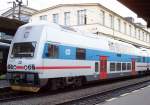 Motorwagen 471 005-9, oben 5 Fenster, unten 4 groe Fenster, am 15.11.2005 im Bahnhof Praha Masarykovo Nadrazi