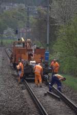 Fleißiger  Bautrupp  Zwischen Melnik und Usti nad Labem, rechte Elbstrecke.
25.04.2015 13:18 Uhr. Aus  dem Zug  aufgenommen.