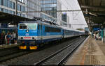 162 035-0 bei der Einfahrt in den Bahnhof Praha-Holešovice (CZ) auf Bahnsteig 3.