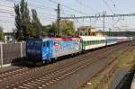 CD Werbelok 363039 fährt am 22.8.2011 in Kolin mit einem bunten Schnellzug in Richtung Prag aus.