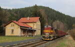 Pn 52561 mit Übergabe/Leerholzzug nach Tepla durchfährt am 22.4 mit der 742 419 den Bahnhof Teplicka u Kalovy Varu