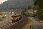 4. August 2018 in Usti nad Labem. Ein Kohlezug, mit den 2 Brillen 753 706-1 und 753 735-0, fährt an der Lindes des Fotografen vorbei. 