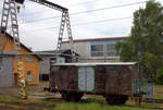 Hier, in Lichkov wird ein gedecker Güterwagen aufgearbeitet, Aufnahme aus dem soeben wieder anfahrenden Schnellzug nach Usti nad Orlici.10.06.2017 09:43 Uhr. Dadurch war der Kran nicht mehr voll einzufangen.