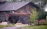 Ein Museum entsteht! Jaromer am 25.6.1988.
Teile der Dampf Tenderlok 464008 liegen bzw. stehen am alten Lokschuppen und
warten auf bessere Zeiten!