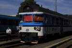 In Mladá Boleslav wartet ein Kurzer Zug, hier der Steuerwagen   86 29 205 - 9 als OS nach Prag.