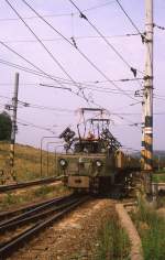 Am 19.6.1988 waren die Braunkohle Tagebauten rund um Sokolov noch in Betrieb.
In Svatava begegnete mir dieser schmalspurige Abraumzug.