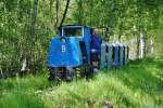 19.5.2013 16:24 Lok 8 mit einem Sonderzug der Museumsbahn Kateřina aus Richtung Kateřina in Richtung SOOS entlang des Wanderweges fr Moorbesucher. Bei der ersten Fahrt musste der Bahnmitarbeiter schieben, um eine zugewachsene Anhhe hinauf zu kommen, deshalb wurden die nchsten Fahrten nur noch mit 2 Wagen gefahren. Der Bahnmitarbeiter fuhr natrlich weiter mit um auf einigen Abschnitten der Strecke vorzurennen und die Weichen zu stellen. 