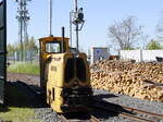 Kolínská řepařská drážka war die älteste Rübenbahn in Tschechien. Sie besitzt eine Spurweite von 600 mm und wurde von 1894 bis 1966 als Werksbahn der Zuckerfabrik von Kolín betrieben. Seit 2007 wurde sie als Museumsbahn auf einem Teil des Netzes neu aufgebaut. 
Hier die BND 30, eine der drei Rangierlokomotiven, die an diesem Tage im Einsatz waren.
27.04.2024  10:33 Uhr
