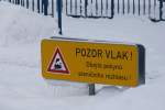 Stark verschneites Warnschild im Bahnhof Zelezna Ruda 23.01.2016