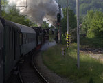 In Doppelbespannung verläßt der Dampfsonderzug    Macha  den Bahnhof Decin vychod.