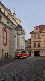 Auf der Linie 23 war am 28.12.2024 auch ein Tatra T2 unterwegs. Wagen 6003 passierte die Durchfahrt neben dem Oettingen-Palais und erreicht gleich den Kleinseitner Platz.