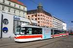 Tschechien / Straßenbahn (Tram) Brno / Brünn: Vario LF2R.E - Wagen 1084 sowie Vario LFR.E - Wagen 1497 von Dopravní podnik města Brna a.s. (DPMB), aufgenommen im März 2017 am Hauptbahnhof der tschechischen Stadt Brünn.