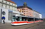Tschechien / Straßenbahn (Tram) Brno / Brünn: Vario LF2R.E - Wagen 1090 sowie Vario LFR.E - Wagen 1597 von Dopravní podnik města Brna a.s. (DPMB), aufgenommen im März 2017 am Hauptbahnhof der tschechischen Stadt Brünn.