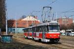 Tw.1543 + 1587 auf dem Weg nach Stary Liskovec in der Videnska ul. kurz hinter der Haltestelle Celni. (25.03.2022)