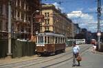 Straßenbahn Brno/Brünn: Der von der Königsfelder Maschinenfabrik Lederer & Porges 1941 gebaute KPS mv6.2 99 auf der Benesova unweit des Hauptbahnhofes im Juli 1989. Damals besass er noch zwei Scheinwerfer, heute ist er mit einem Mittelscheinwerfer ausgerüstet.