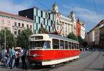 Der mustergültig restaurierte Museumstriebwagen 1435 der Reihe T2 am nam. Svobody. (17.06.2023)