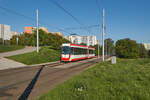 Die Brünner Linie 7 fährt durch die Satellitenstadt Bohunice nach Starý Lískovec. Am 06.09.2023 fuhr Wagen 1840 auf Linie 7 und fährt in die Haltestelle Osová ein.