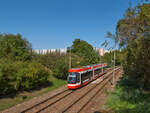 Wagen 1763 der Brünner Straßenbahn war am 06.09.2023 auf dem Weg nach Bohunice. Hier befand sich der Wagen zwischen den Haltestellen Masarova und Novolíšeňská im Wohngebiet Líšeň