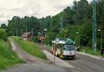 Nur einen Katzensprung von der deutschen Grenze entfernt verkehrt die idyllische  Überlandstraßenbahn von Liberec nach Jablonec, hier Tw 28 am 15.06.2013 in der Haltestelle Prosec Posta. Der links sichtbare Weg führt zur nahegelegenen CSD-Haltestelle Prosec nad Nisou.