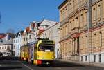 Im Zentrum von Litvinov fahren die Tw.222 + 223 durch die steil abfallende ulice Masarykova und erreichen demnächst die Haltestelle Obchodni dum. (20.03.2019)