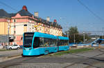 Ostrava    Auch die neueste Generation soll gezeitgt werden, der Stadler Tange NF2 1704 hier als Linie 4, Náměstí Republiky, 20.09.2018 