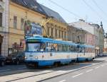 Doppeltraktion T3SUCS mit Fahrtwagen 995 als Linie 8 von Ostrauer Hauptbahnhof nach Wohngebiet Poruba, hier am Bahnhofstrae (Ndran ulice) im Stadtbezirk Mhrisch Ostrau und Priwoz (Mor.