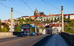 9252 als Linie 18 nach Praha Vozovna Pankrac auf der Mánes Brücke 9.5.23

