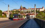 9283 als Linie 18 nach Praha Vozovna Pankrac auf der Mánes Brücke 9.5.23    