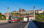 8273 als Linie 2 nach Praha Podolska vodarna auf der Mánes Brücke 9.5.23
