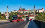 9235 als Linie 18 nach Praha Vozovna Pankrac auf der Mánes Brücke 9.5.23