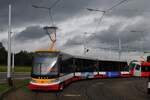 Skoda ForCity 15T 9341 verbringt vor einer herannahenden Wolkenfront seine Ausgleichszeit in der Wendeanlage Sidliste Repy. (02.09.2023)