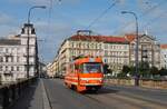 Tw.5572, der vor vielen Jahren aus einem T3 - Triebwagen zum Schienenschmierwagen umgebaut wurde beim Überqueren der Palackehobrücke. (26.08.2024)