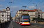 Tw.9387 überquert als Linie 10 auf der Palackehobrücke die Moldau. (26.08.2024)