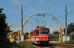 Fahrschulwagen 5526 bei der Ausfahrt aus der Haltestelle Geologicka. (27.08.2024)