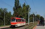 Der Fahrschulwagen 5523, der im Jahr 2007 aus dem T3 6851 umgebaut wurde, bei der Einfahrt in die Haltestelle Pristaviste. (29.08.2024)