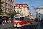 T3R.PLF 8284 + T3R.P 8384 erreichen im abendlichen Hauptverkehr den im Zentrum des Stadtteils Smichov gelegenen Umsteigeknoten Andel. (30.08.2024)