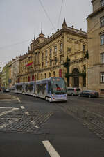 Skoda 15T Nr. 9401 der DPP trug Ende 2024 eine weihnachtliche Sonderlackierung. Am 28.12.2024 war der Wagen auf der Linie 5 von Slivenec nach Vozovna Žižkov unterwegs und näherte sich dem Hauptbahnhof.