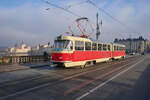 2021 bernahmen der Verkehrsbetrieb der Hauptstadt Prag einen Tatra K2 aus Bratislava als historischen Triebwagen. Dieser Triebwagen war am 28.12.2024 auf der historischen Linie 42 unterwegs und berquerte die Brcke der Legionen in Richtung Prager Burg. Von hier haben die Fahrgste einen Blick auf die Prager Burg, die Karlsbrcke und den Altstdter Wasserturm.