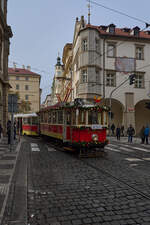 Die Prager Linie 42 führt von der Prager Burg in einer Schleife durch die Altstadt wieder zur Prager Burg. Sie ist für Rundfahrten gedacht und wird mit historischen Wagen befahren, weshalb auch ein Sondertarif gilt. Am 28.12.2024 war Wagen 2272 mit Beiwagen 1419 weihnachtlich geschmückt unterwegs und hat gerade den Kleinseitner Platz verlassen.