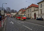 Am 28.12.2024 ist T3SUCS 7001 der Prager Verkehrsbetriebe auf Linie 23 gerade den Burgberg heruntergefahren und wird in Krze die Haltestelle Malostransk erreichen.