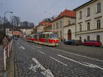 T3R.PLF 8267 war am 28.12.2024 mit T3R.P 8406 auf Linie 22 von Bílá Hora nach Hostivař unterwegs. In Kürze wird die Haltestelle Malostranská erreicht. 