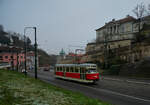 Die Prager Linie 23 verbindet die Burg mit der Altstadt. Zur Strecke gehren auch die Serpentinen des Burgberges, die T2 6003 am 28.12.2024 gerade vor sich hat.