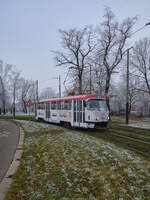 T3SUCS 7205 der Prager Verkehrsbetriebe macht fr das Straenbahnmuseum Werbung. Am 28.12.2024 war der Wagen kurz vor der Haltestelle Brusnice in Richtung Zvonařka unterwegs.