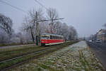 Tatra T2 6003 der Verkehrsbetriebe Prag war am 28.12.2024 auf Linie 23 in Richtung Krlovka unterwegs. Unweit der Prger Burg hat er gerade die Haltestelle Brusnice verlassen.