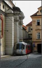 Eine Engstelle der Prager Straßenbahn nahe der Haltestelle Malostranské náměstí.